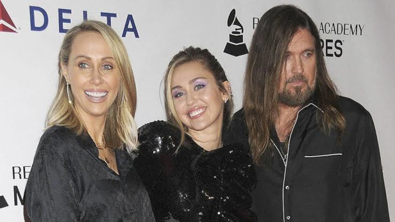 Billy Ray Cyrus with his wife and daughter