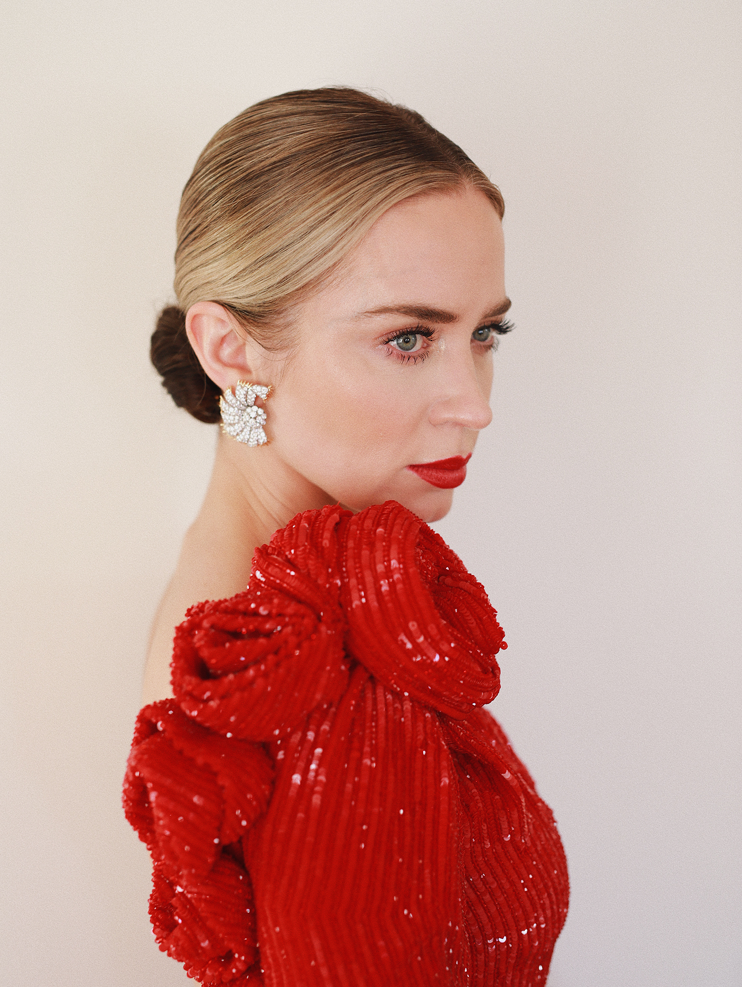 Inside Emily Blunt’s Bombshell Transformation for the Critics Choice Awards 2024