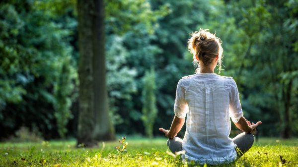 Here’s the Best Time to Meditate During the Day—and the Time to Avoid