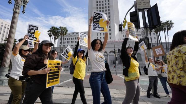 Los Angeles Times guild stages 1-day walkout in protest of anticipated layoffs