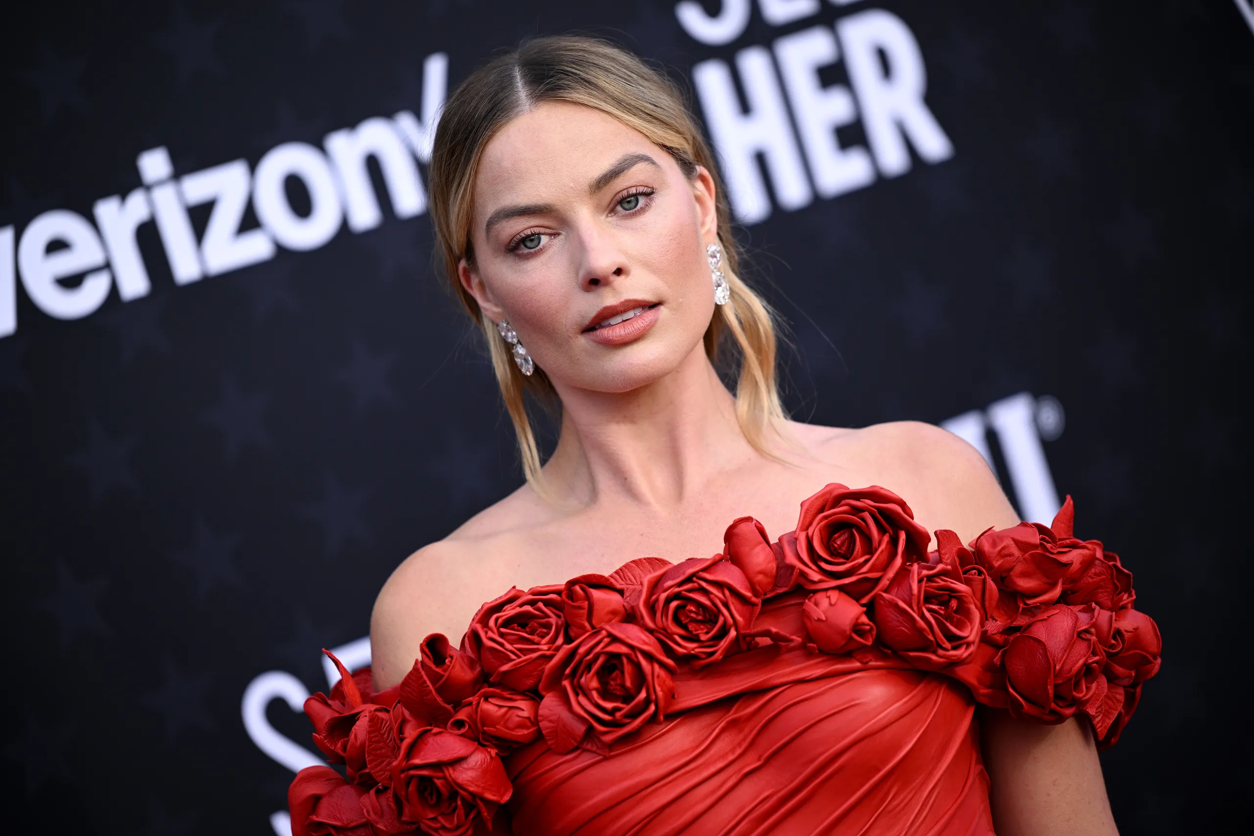 Margot Robbie's Enormous Men's Bag Emerges as the Essential Accessory for 2024