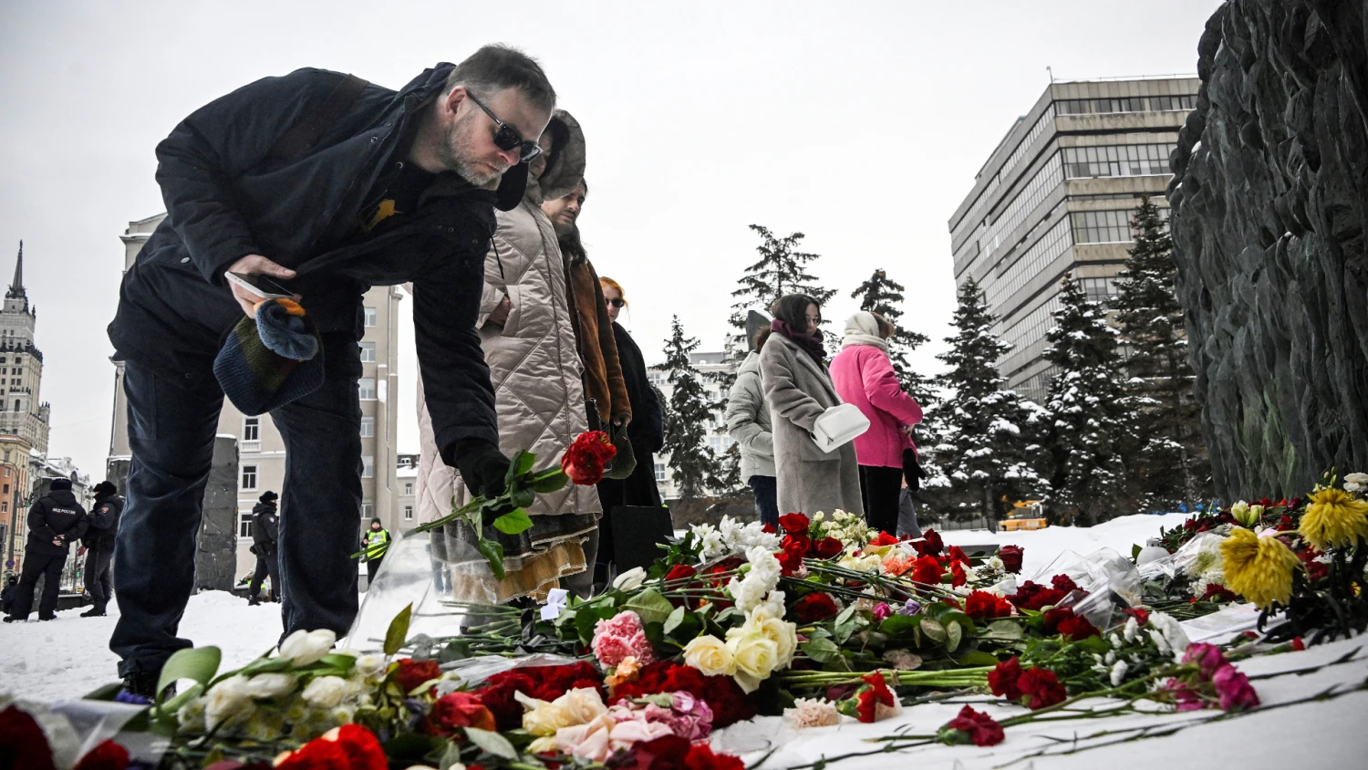 Floral Homage to Alexei Navalny Dismantled, Mourners Apprehended in Russian Urban Centers
