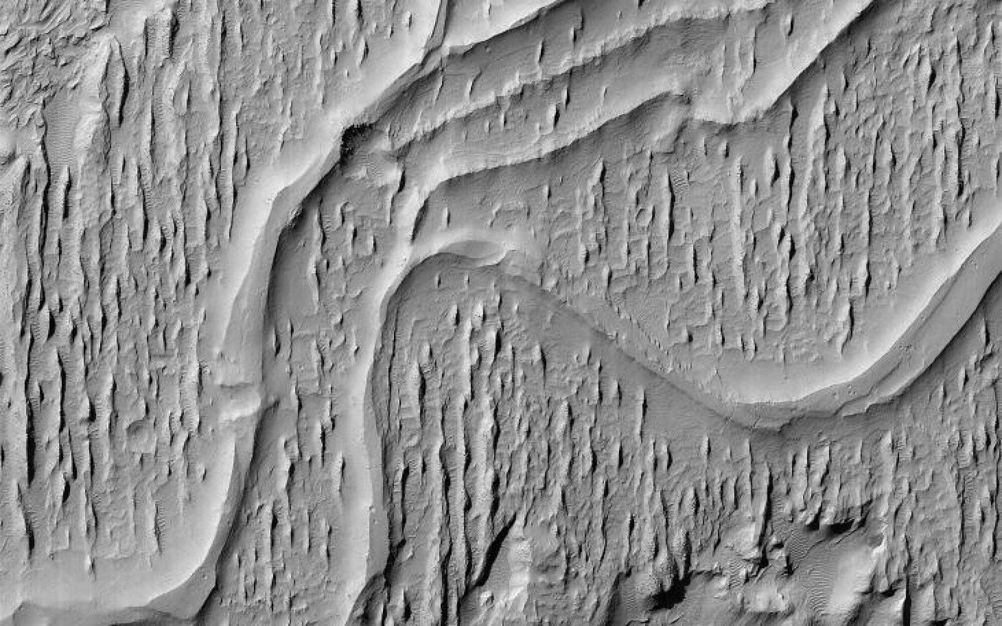 NASA's Spacecraft Captures Photo of Age-Old, Meandering Rivers on Mars