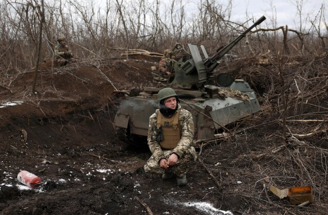 Ukraine's Army Chief and Defense Minister Visit Frontline Posts