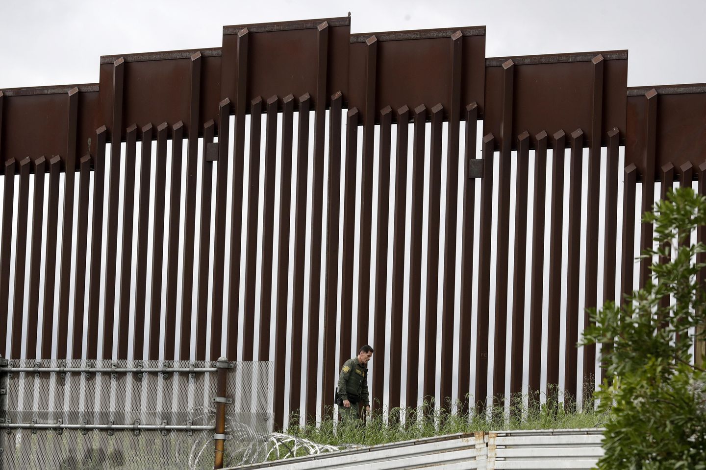 11 injured in falls from U.S.-Mexico border wall in single day