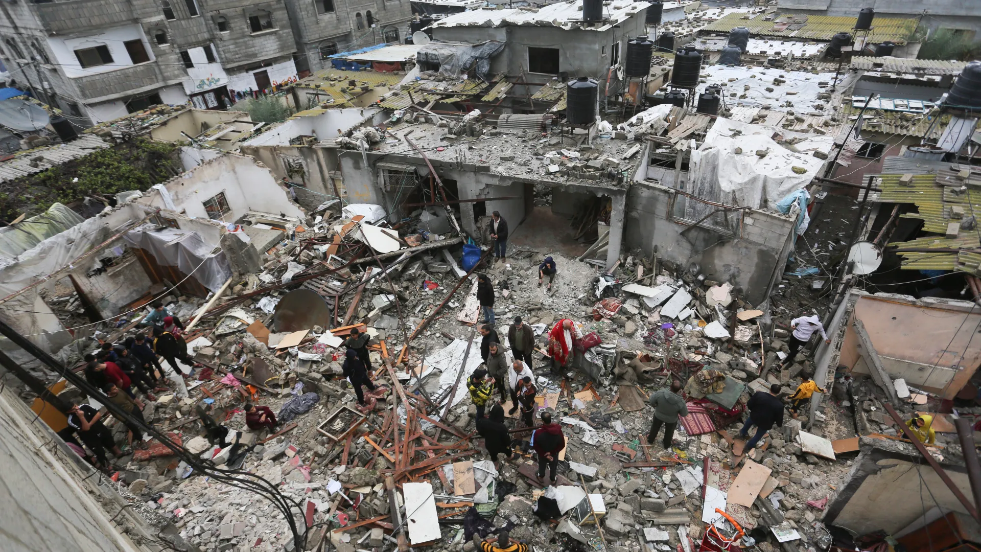 Israeli Forces Raid Gaza Hospital Amid Escalating Tensions: Latest Developments in the Region